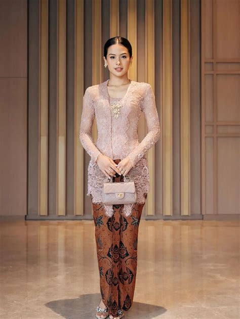 Galeri foto Arti Coly hadir dengan Setelan lengkap kebaya bawahan era 90-an dan film thriller mencekam yang unduh sebelum kadaluarsa di di ruang diskusi
